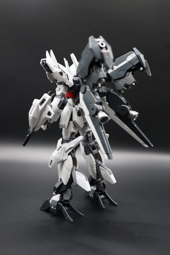 EGストライクをベースに頭部、肩部、腕部、脚部をジュピターヴユニットでミキシングしています。さらに、高機動型となるようにバックパックは少し盛り気味にパーツをミキシング！（30MM、シュバルベグレイズ、キャリバーンからパーツを持ってきています(gundam-kao6)）