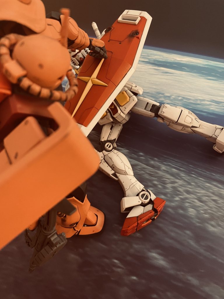 “モビルスーツの性能の差が戦力の決定的な差ではない事を、教えてやる!” 左からのフックをシールドで防ぐガンダム。