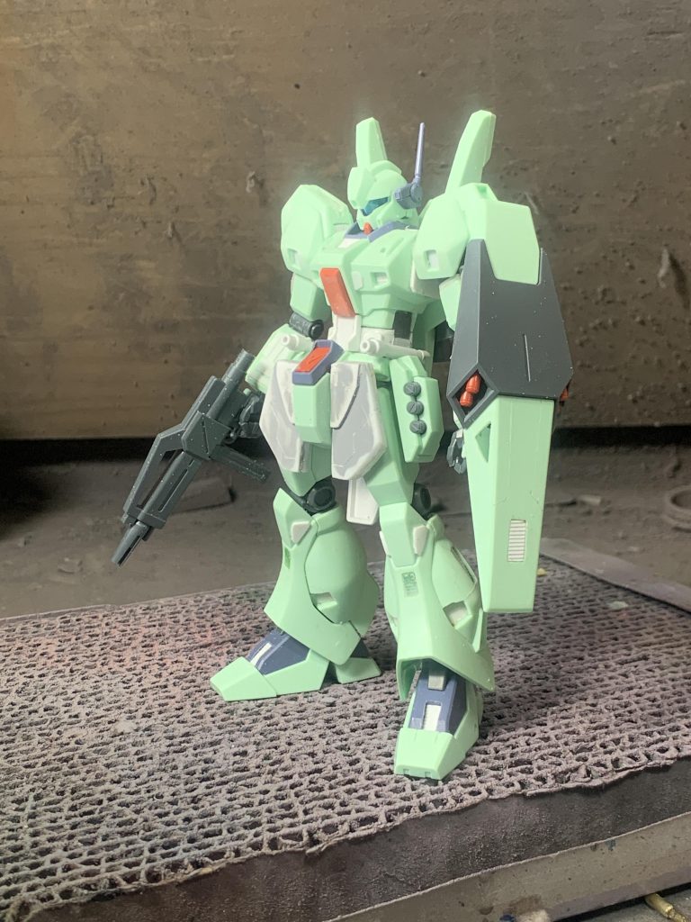 サフ前画像。胴体を10㎜ほど延長し、腰部フロントアーマーを自作。各所にプラ板、プラ棒、市販パーツ、流用パーツなどを使用。スジボリ、デカールでディティールアップしクリア(光沢)でトップコートし仕上げ。スタイルはかなりスタイリッシュな方向にいじりました。(zaku-kao1)