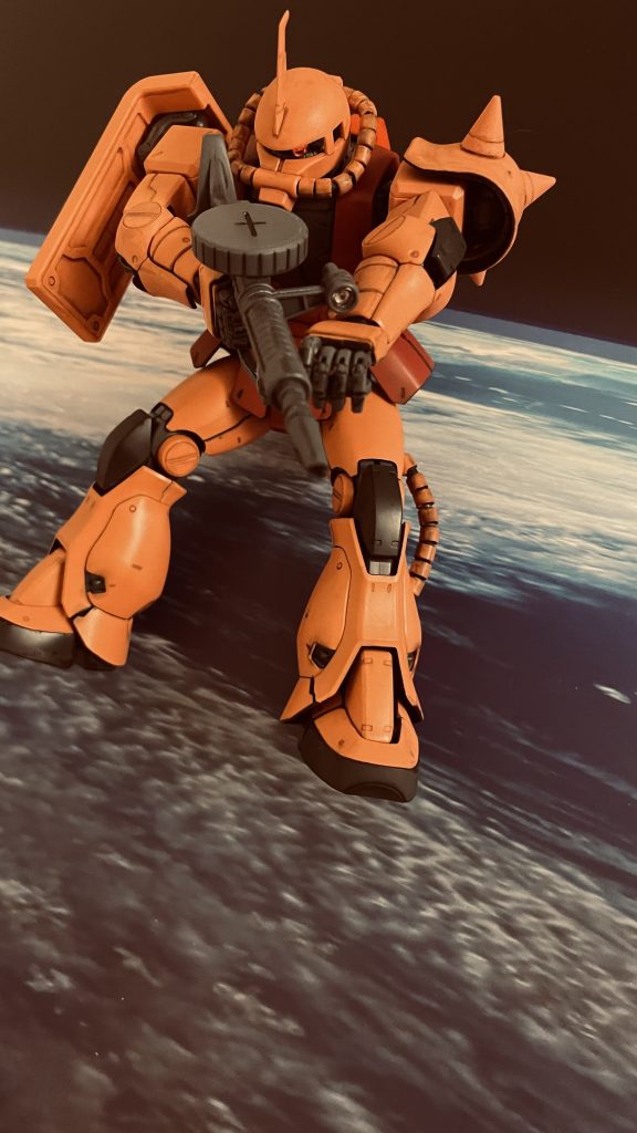 マシンガンを構えるシャア専用ザクです。発射のエフェクトパーツを組み合わせるとさらに良いかと。ビーム兵器とは違いキットに付属の部品でエフェクトを表現できないのが難点です。