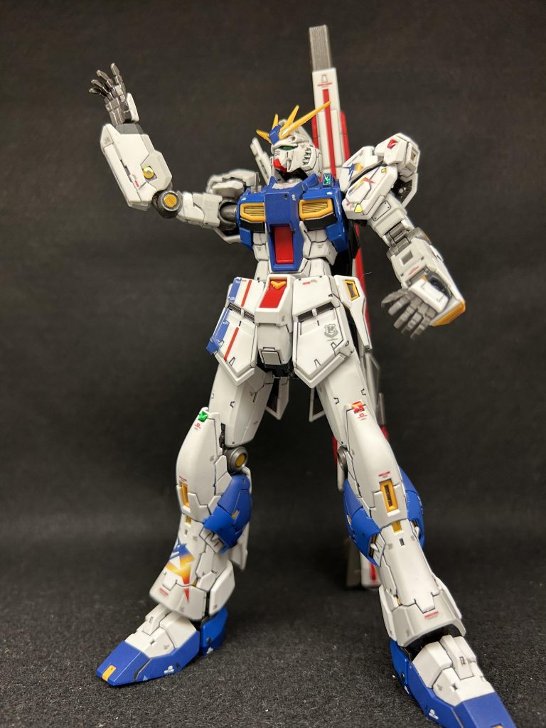 というわけでこちらが今回の福岡νガンダムになります。工程としてはフレーム部分はドライブラシ、外装はスミ入れ、デカール貼り、トップコート、センサーのレジン加工などを全てランナーのまま行いました。