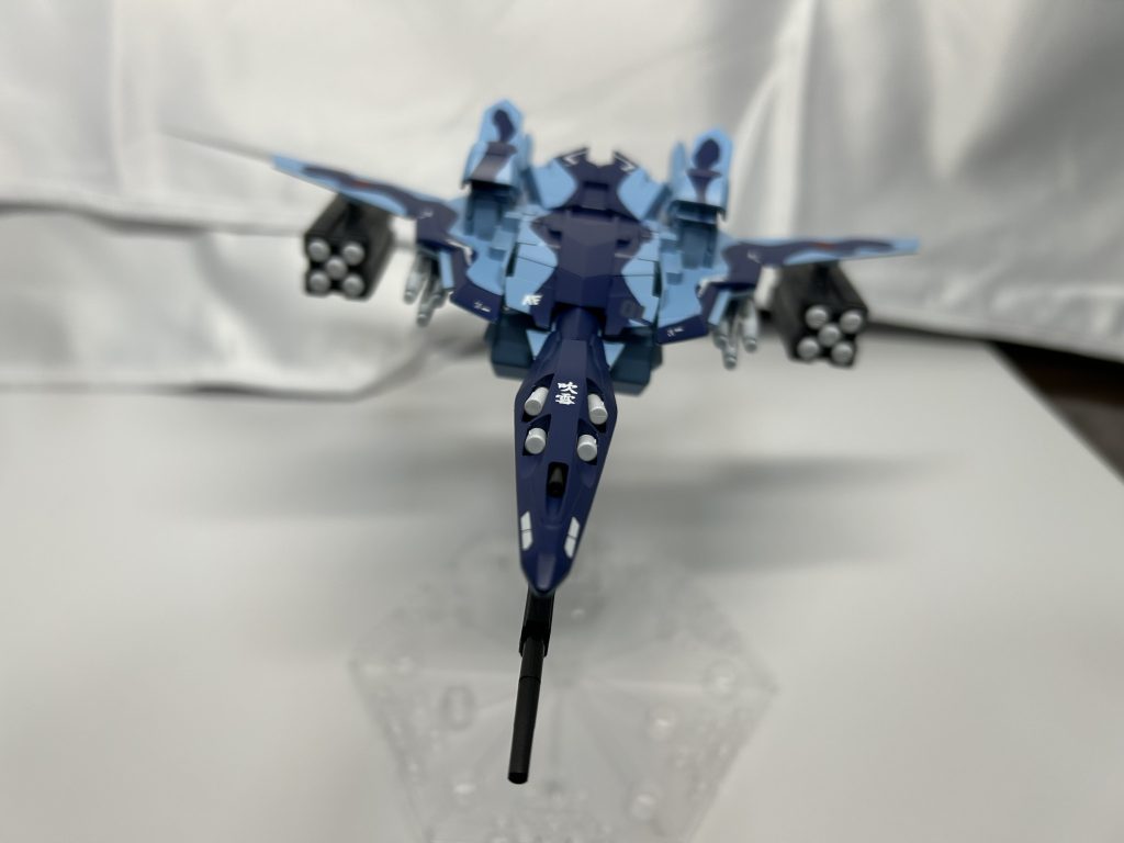 本機は、〇菱重工が提案した複数のコンセプトプランの一つである。ウェイブライダー形態で高速接近し多数の有視界誘導可能なミサイルによって敵のサブフライトシステムや艦船を海上で撃破する一撃離脱戦法をコンセプトとしている。そのためMS形態での運用は、自衛および地上のみ想定している。