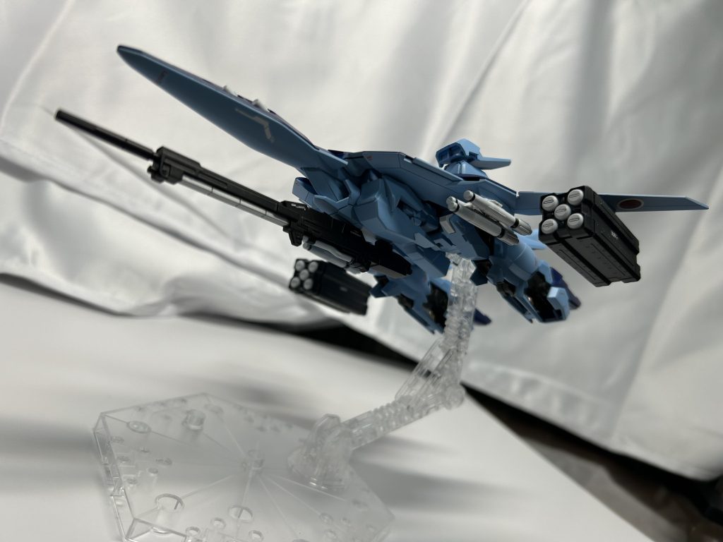 改良ポイント・海上での迎撃のため、機体全体を洋上迷彩・シールド先端のシールド・ビーム・ガンを有視界内ミサイル誘導用のIRSTに変更・翼下にパイロンを増設・ビームライフルをシールドのみマウント・バインダーパイロンをミサイル用パイロンに変更・パイロンへは以下の搭載が可能 マイクロミサイルポッド(翼下パイロンのみ) 大型対艦誘導弾(反応弾頭/通常弾頭) 近距離空対空誘導弾(ランチャーに3発懸架)なんて妄想をしつつ、可変MSの洋上迷彩にチャレンジしてみました。