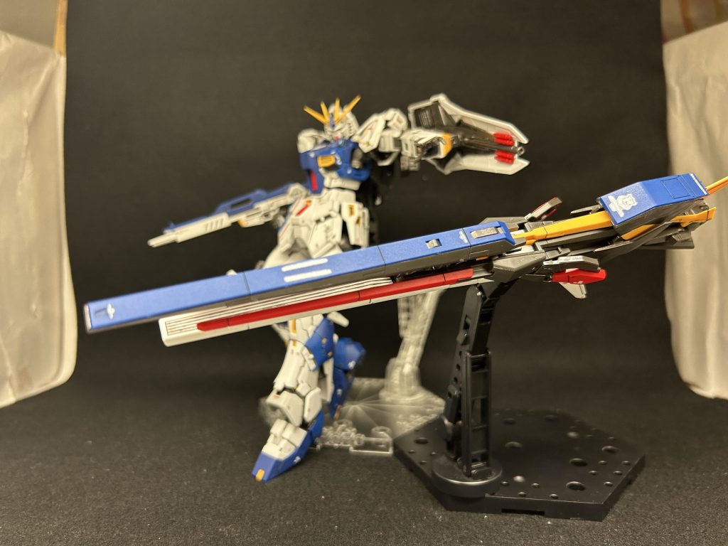 各種武装を使ったポージング写真。RGνガンダムは出来がいいとは聞いてましたが、組む楽しさやディテール、可動域とその評判に違わないキットでした。