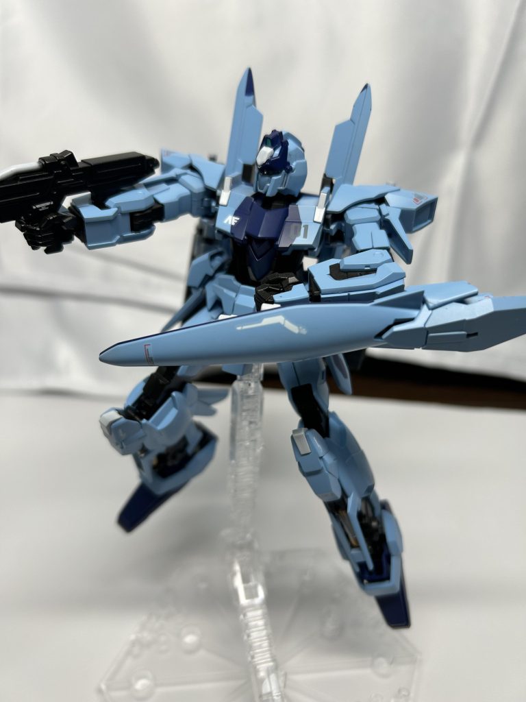 下地:水性Mr.ホビカラーのグレーサフメインカラーは調色がめんどくさかったので「イザーク専用機スカイブルー」を使用。紺色は「ティターンズカラー2」を使用デカールはサザビーのあまりや戦闘機「隼」の日の丸なんかを流用しました