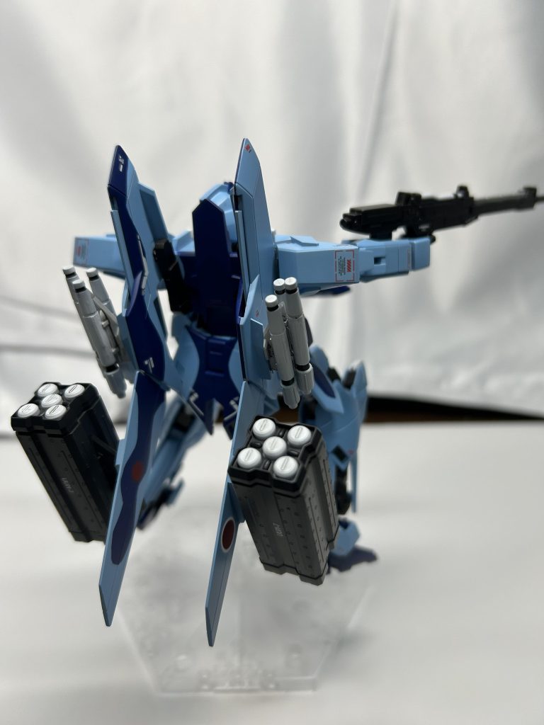 ミサイル類はマクロスのウェポンセットを使用洋上迷彩はF2戦闘機の洋上迷彩を見様見真似で塗分けました初めての改造にもチャレンジして、ネオジム磁石を埋め込んだのですが、1mmx2mmでは磁力が弱すぎてすぐポロリするのは想定外でした(´;ω;`)