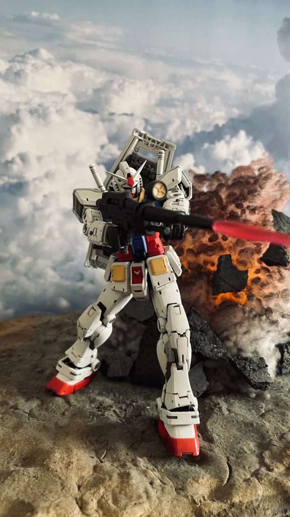 マゼラアタックに向けてビームライフルを放つガンダム。マゼラアタックも密かに気に入っています。他方ジオラマにするには純粋に数を揃えなければならず今回は断念しました。ドップもしかりです。両方揃えば空と陸から同時に攻撃を受けるシーンの演出が可能なのですが。モビルスーツはもちろんこうしたいわば脇役の機動兵器達も初代ガンダムを語る上では欠かせないピースと思います。とにかくどのメカもデザインが素晴らしい。