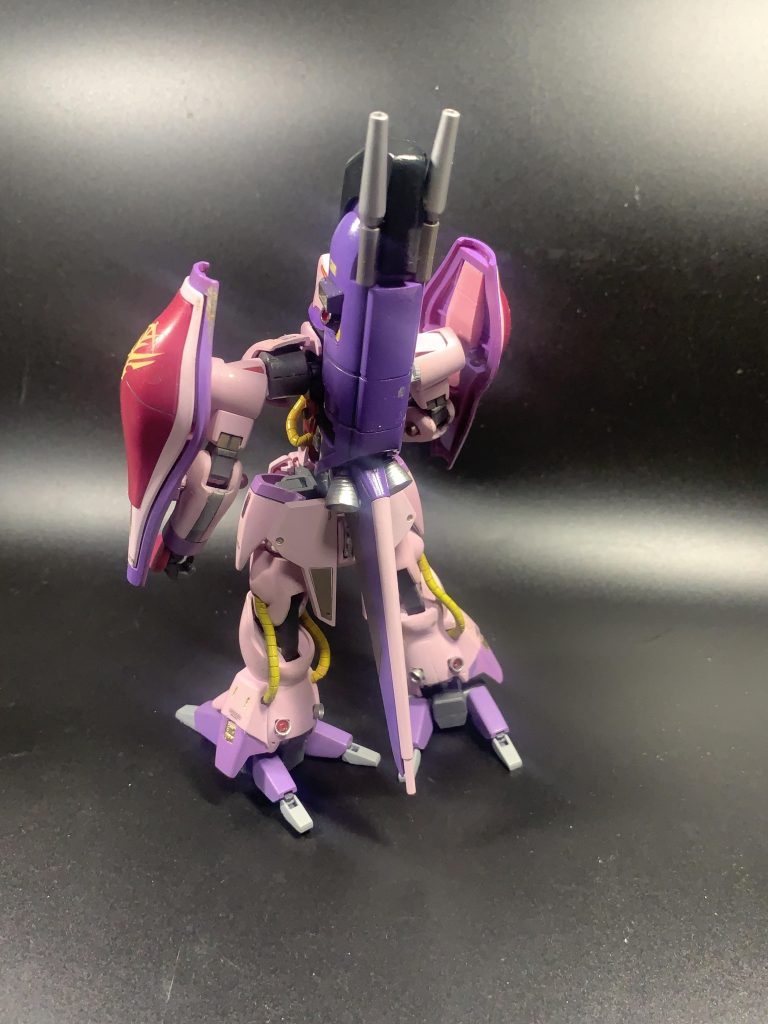 バックショット。いかにも変形モビルスーツと言った出で立ちです。