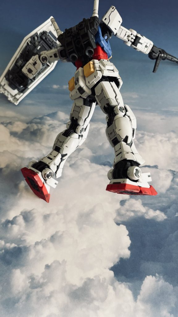 コムサイから降下するシャアのザクへ向かうガンダムです。方向転換しつつバックパックのスラスターを噴射する直前のイメージです。