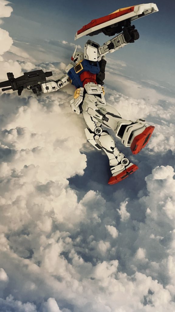 “あれか!! ガンダム、もってくれよ!!”射出されたビームライフルを空中でキャッチするガンダムです。このシーンは劇場版用に新たに描き加えられたものと認識しています。大好きなシーンの一つです。