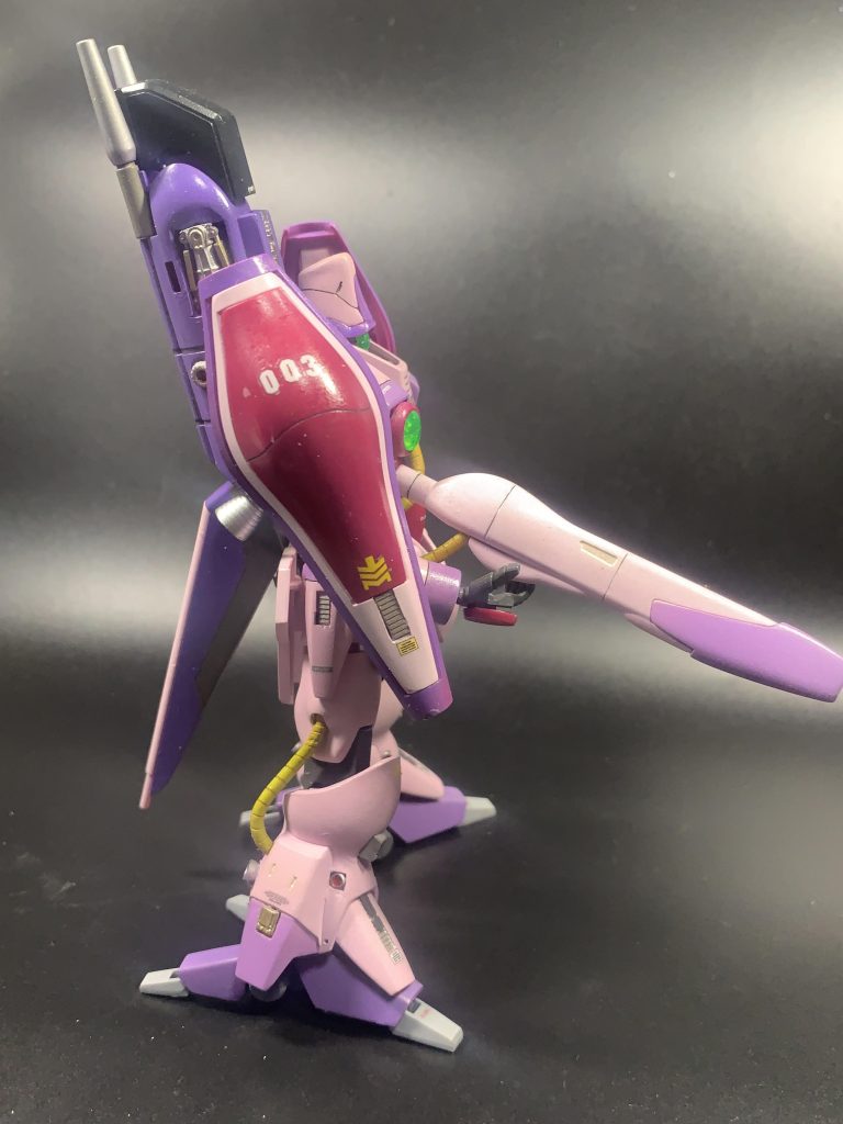 右側のサイドショット。ナックルバスターの分だけ左側から見るよりもマシという感じですが……(zaku-kao4)