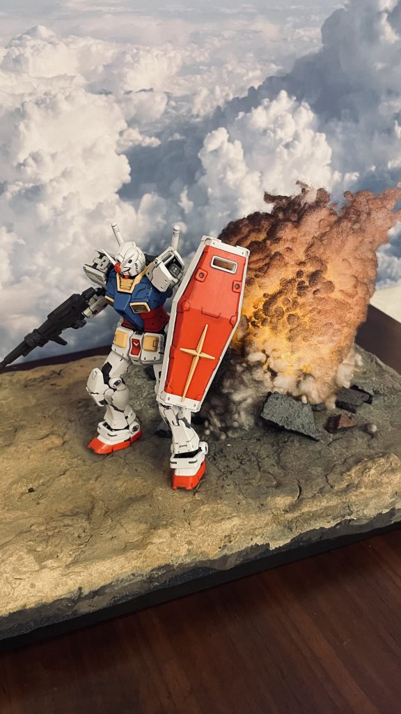 ジオラマ全景です。粘土を盛った後ウェザリングカラーのサンディウォッシュを塗布しています。爆炎の周辺はウェザリングカラーのマルチブラックとブラウンを混ぜたものを吹いてアクセントをつけました。