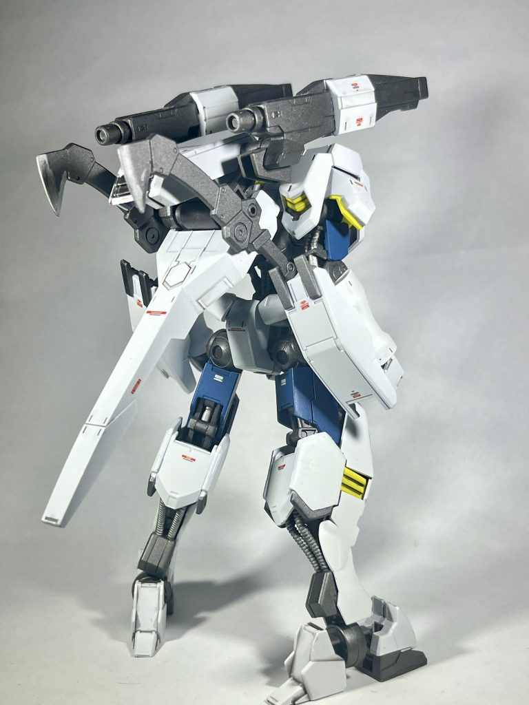 本体HG ガンダムフラウロス(流星号)とオプションセット7のショートバレルキャノンとアサルトナイフに換装した状態です。大胆な加工はせずにカラーリングにこだわって作りました。