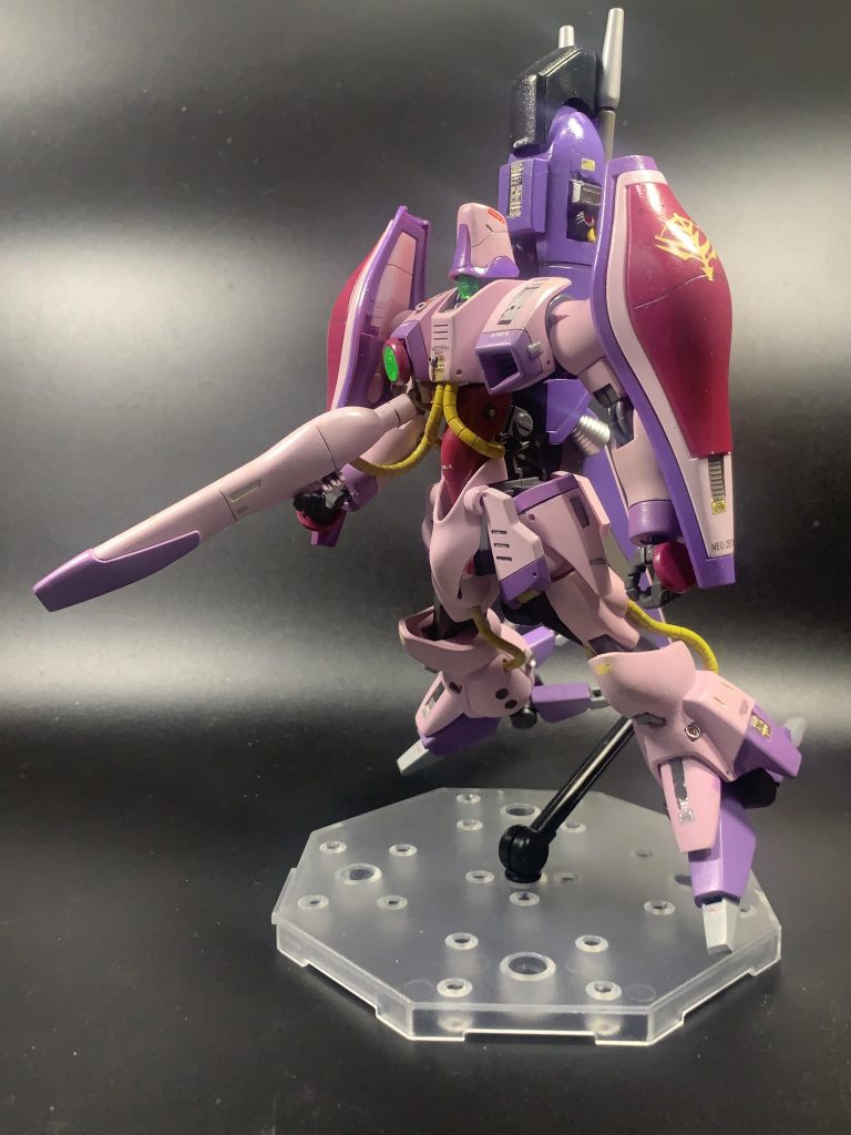 このハマーン専用ガザCのカラーリングは設定よりもややピンクがかった配色にしてみました。量産型ほど濃いピンクではありませんが本来の設定程は白くない。やはりガザCはピンクでこそという私個人のこだわりです、屁のツッパリです。(zaku-kao2)