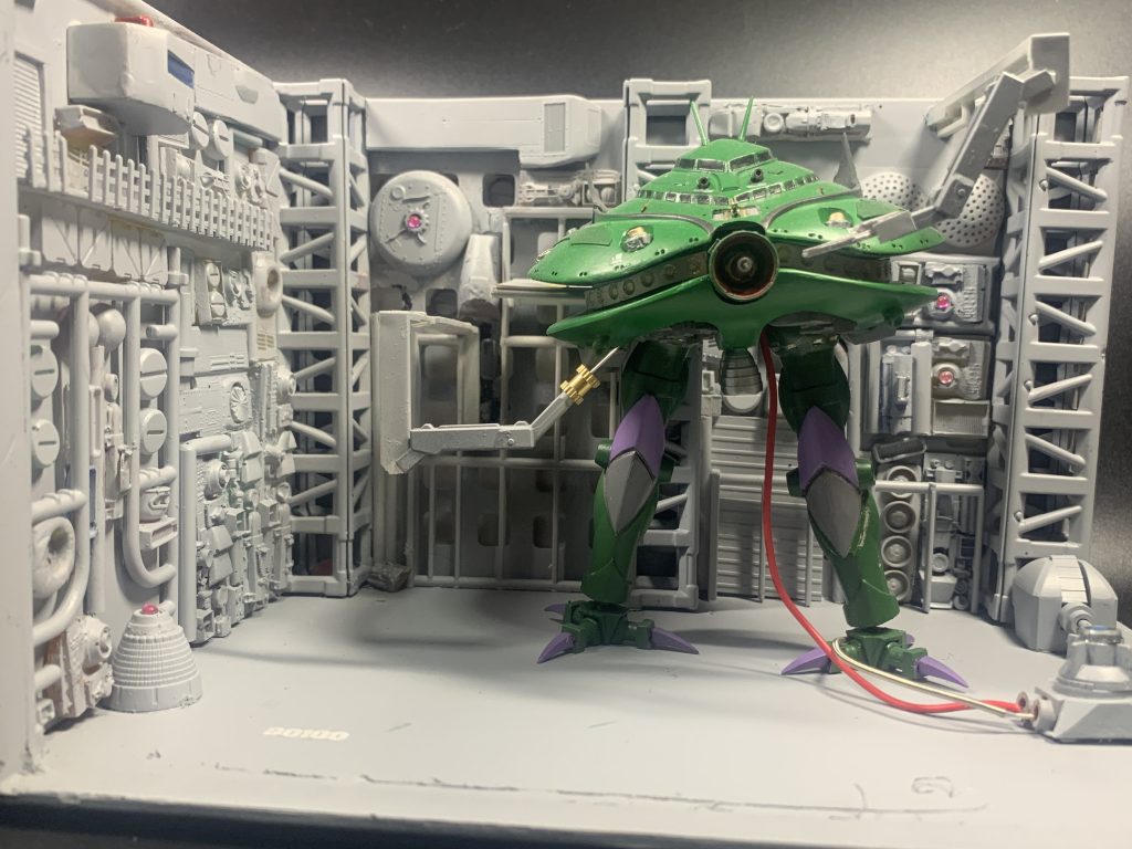 前方からのショット。股間部と両足首はボールジョイントに変更して稼働可能にしました。