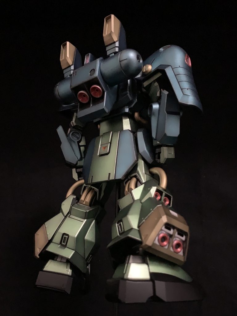 前後です。ドッシリしたジオン系の立ち姿は好きです。