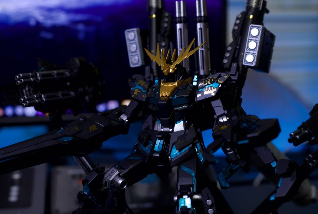 今回筋彫り道具を1式揃えて初めて全身筋彫りをデザインしたんですよ。なのに真っ黒にしたら全然見えないじゃん！！！スミ入れ塗料も黒だったのがあり遠目だと完全に分からなくなってしまいましたw