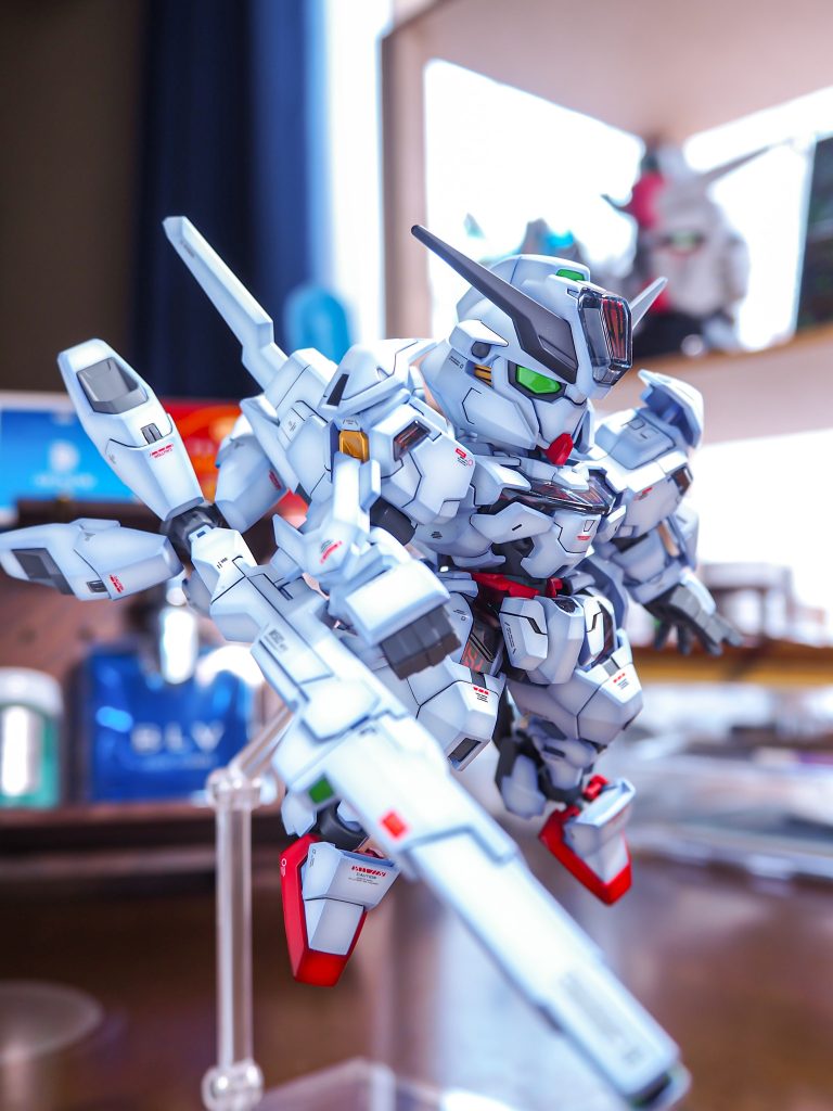 赤の差し色と赤のデカールが相性良いと感じたのであえてのパーメットスコア5です。ブレードアンテナも暗くてカッコイイです。フレームはメカサフ、メインカラーはクールホワイトです。穴埋めはしてません、合わせ目処理は正面から見えるとこだけ処理しました。見えないから良いんですやらなくて😆