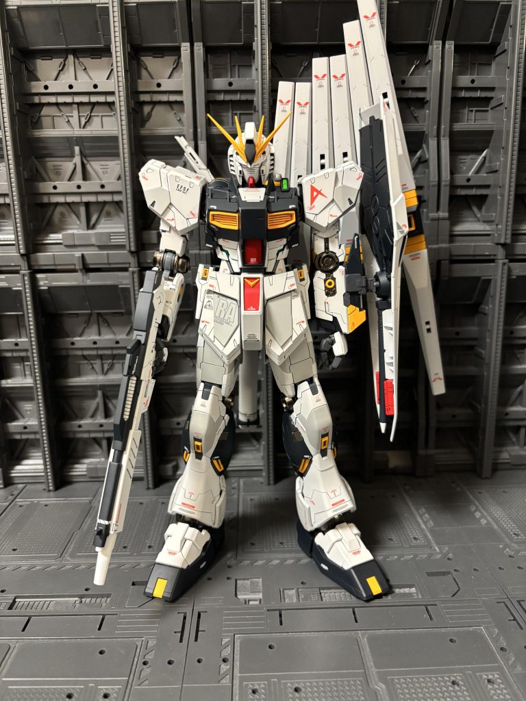 正面から。ホワイトとライトグレーはニュートラルグレー１と2でいい感じに塗装できました大型の機体なので存在感がすごいです。