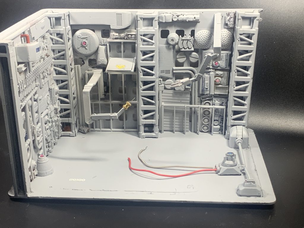 ソロモン要塞の内部格納庫。100均の商品や市販パーツ、他プラモの流用パーツやプラ板で作成しました。