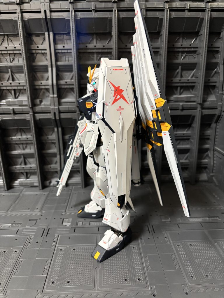 サイドから。シールドのデカールは手持ちのガンダムデカールで劇場版にしています。こちらの方が好みだったので😊