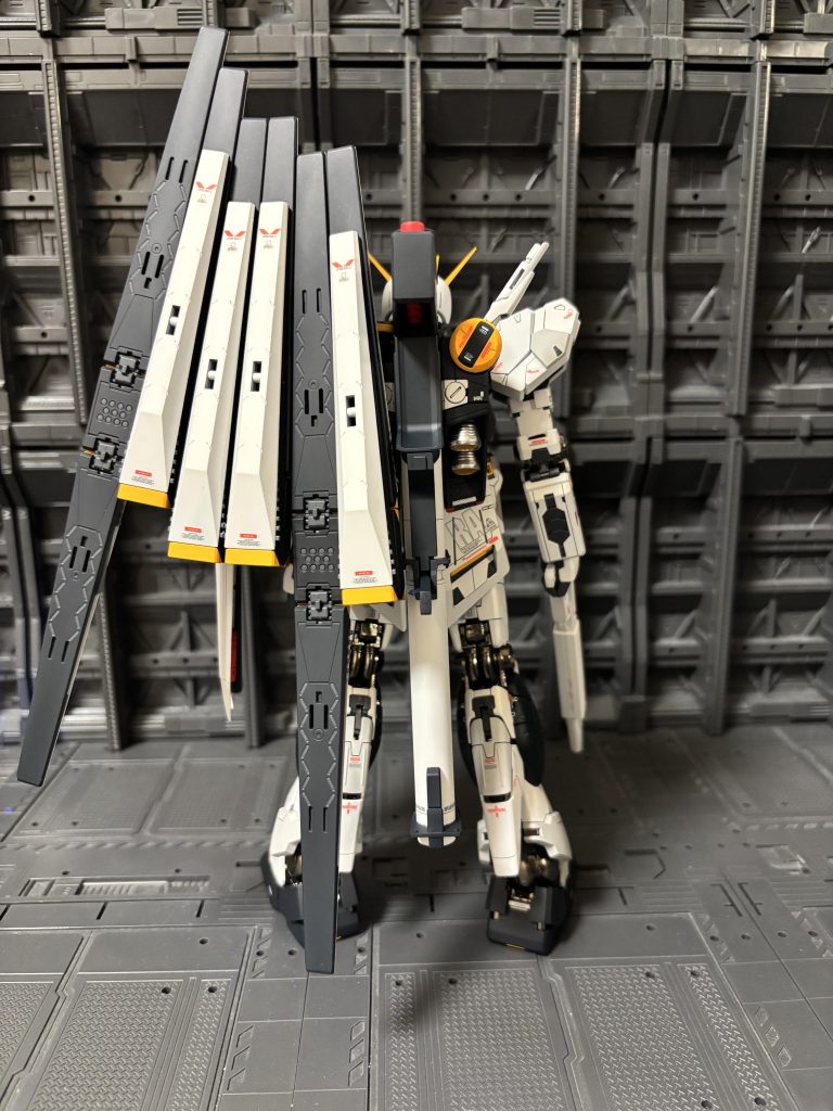 背後から。フィンファンネルのモールドはエナメル塗料で塗り分けています。同じものが沢山あるので苦行ですね😂バズーカは少し外れやすいかもしれません。