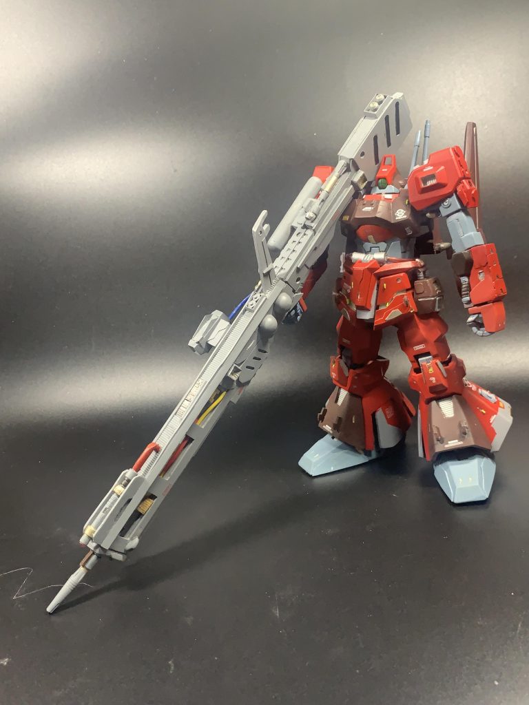 オリジナル武装ハイパービームキャノン。リックディアスはマッシブなボデーの割に武装はスタイリッシュなモノが多く〈何かゴツイ武器が欲しいな〉という勝手な自己欲求からこれを製作しました。今考えると少しデカすぎね?とは思いますが……