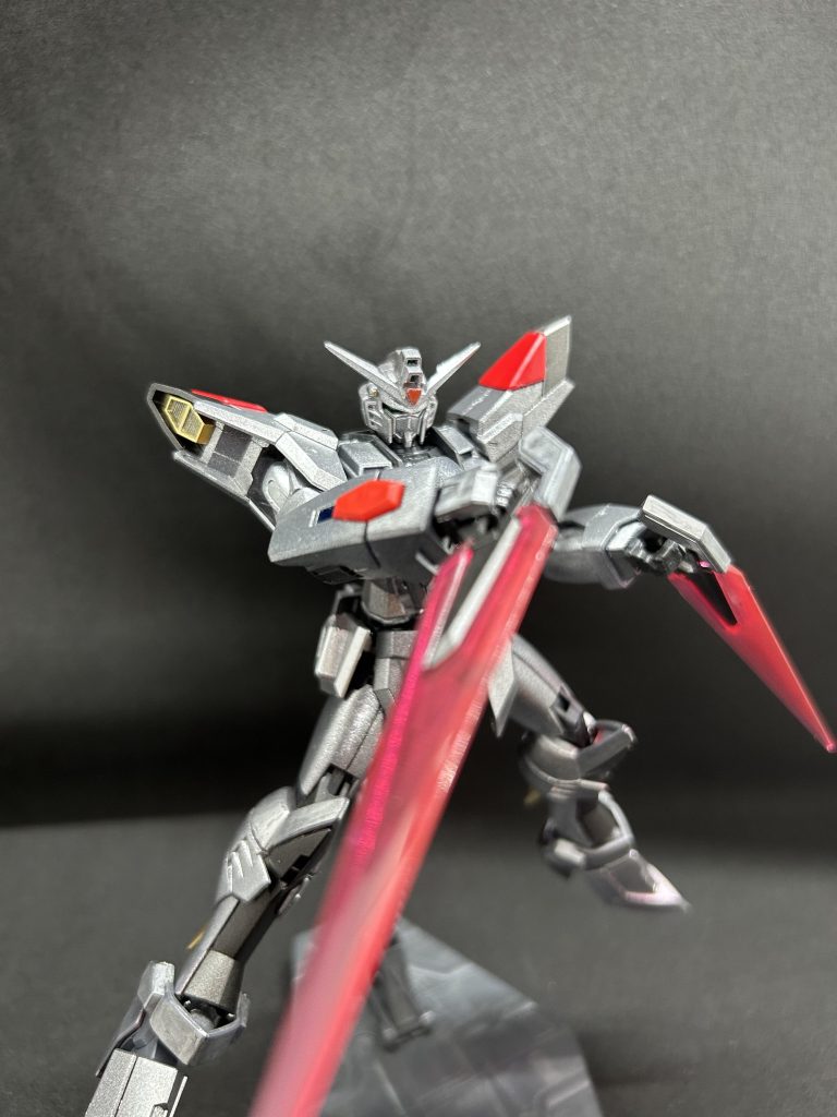 フレームはライジングフリーダム系列と同型だが変形機構をオミットする事で機体強度を上げている｡