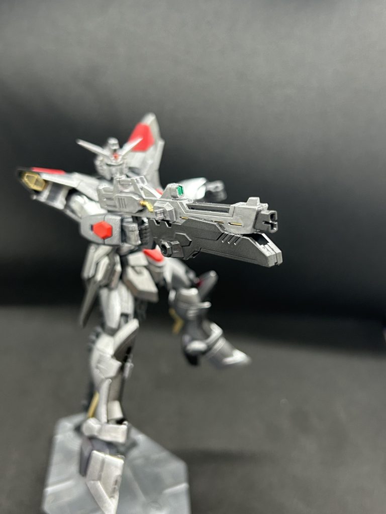 装甲は試験中の「ヒガタノカガミ」を使用しておりこれはヤタノカガミと違いビームを反射ではなく後ろに受け流すというもの｡その為防衛には向かないがビームサーベル系の武器も短時間なら受け流す事が出来る｡