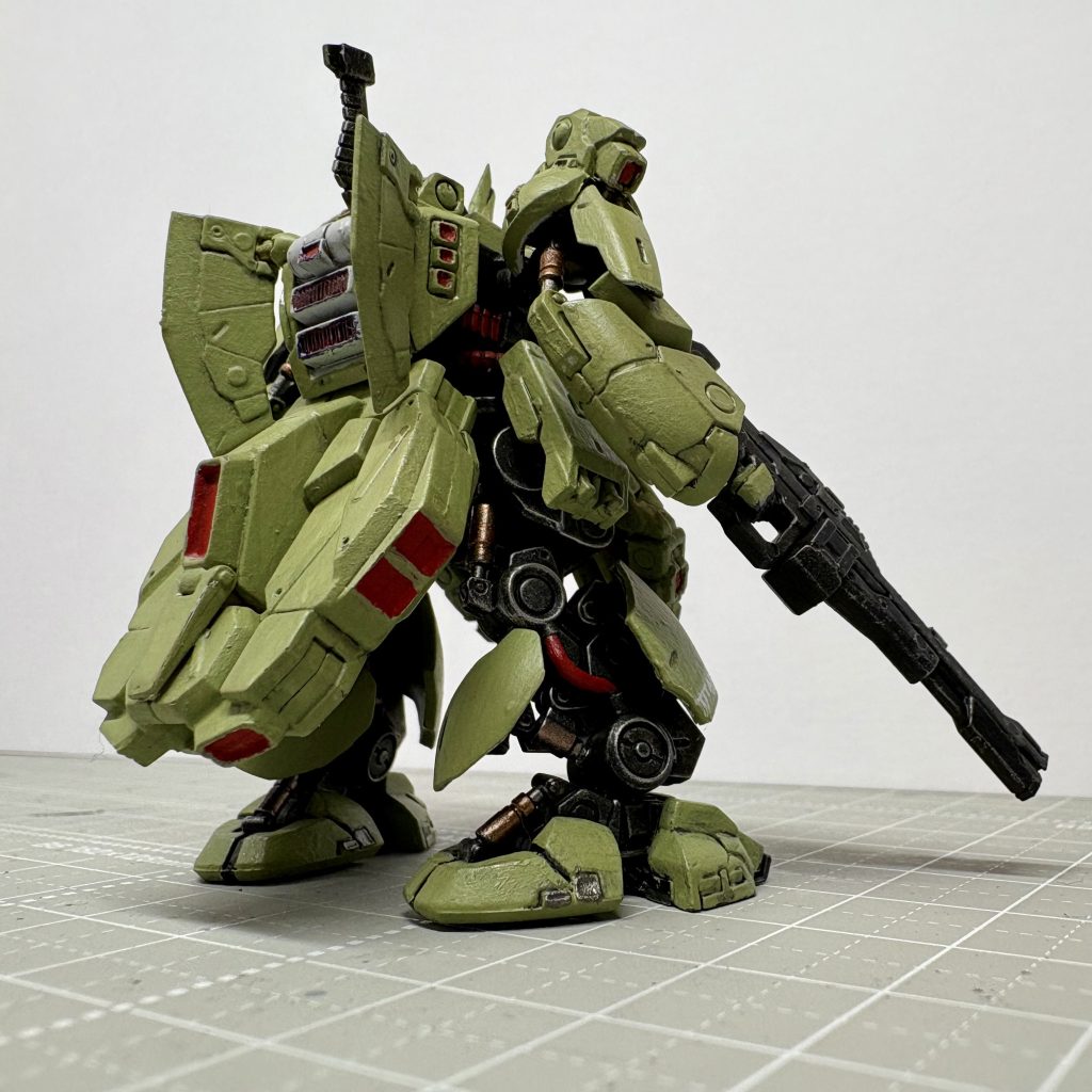 バックショット。全体的に厚ぼったく、筆ムラが出まくってますね。水で希釈してるのですが、上手くできてないのかな。モールドを埋めてしまってスミ入れが上手くできていないところがありますね。次はスジボリして、希釈ももっと気をつけよう。