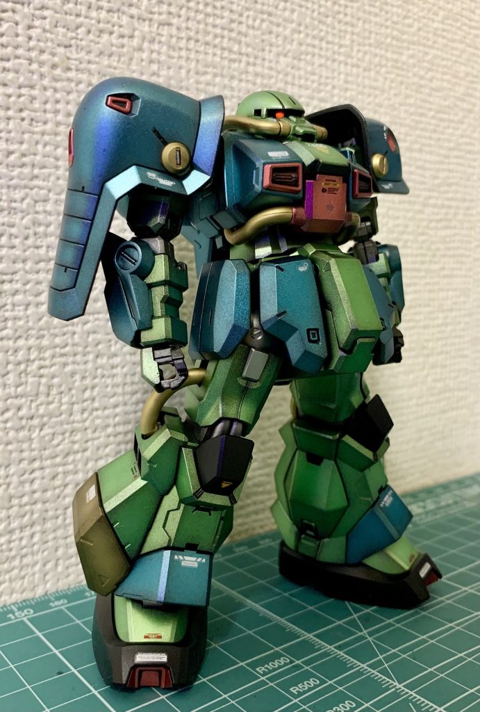 何色に塗ろうか決まらなくて長いこと素組で放置してましたが、ヤクトドーガをイメージして選んだ「青竹色」のメタリックは気に入ってます。友人に見せたら「ハイザックじゃん」と言われてショックでしたがw