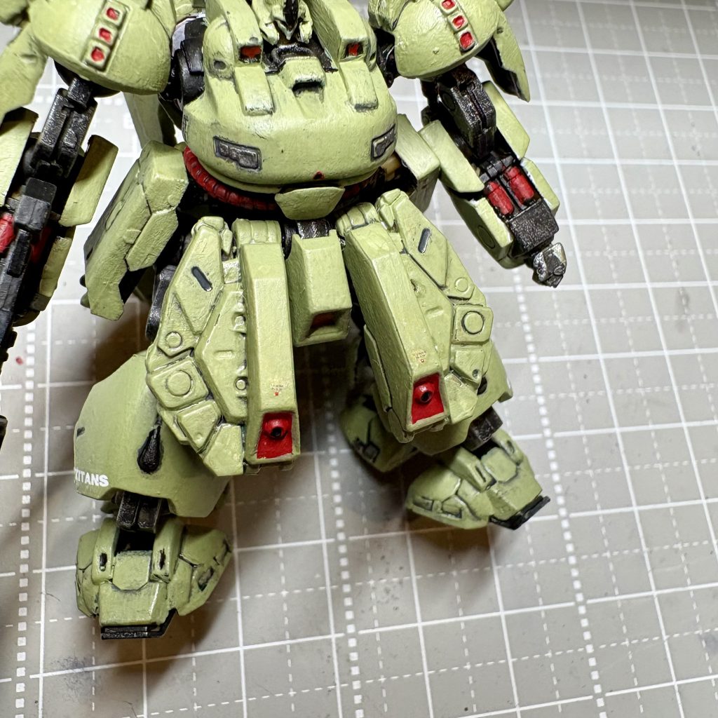 白くて小さいデカールが手元になかったので、グレイで。色んなデカールを手元に置いておきたくなりますね。