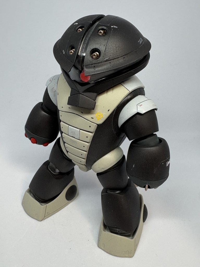 基本の色に近づけつつ少しカラーリングを変えて全塗装。スジボリとデカールは多すぎず少なすぎずを目指しました。