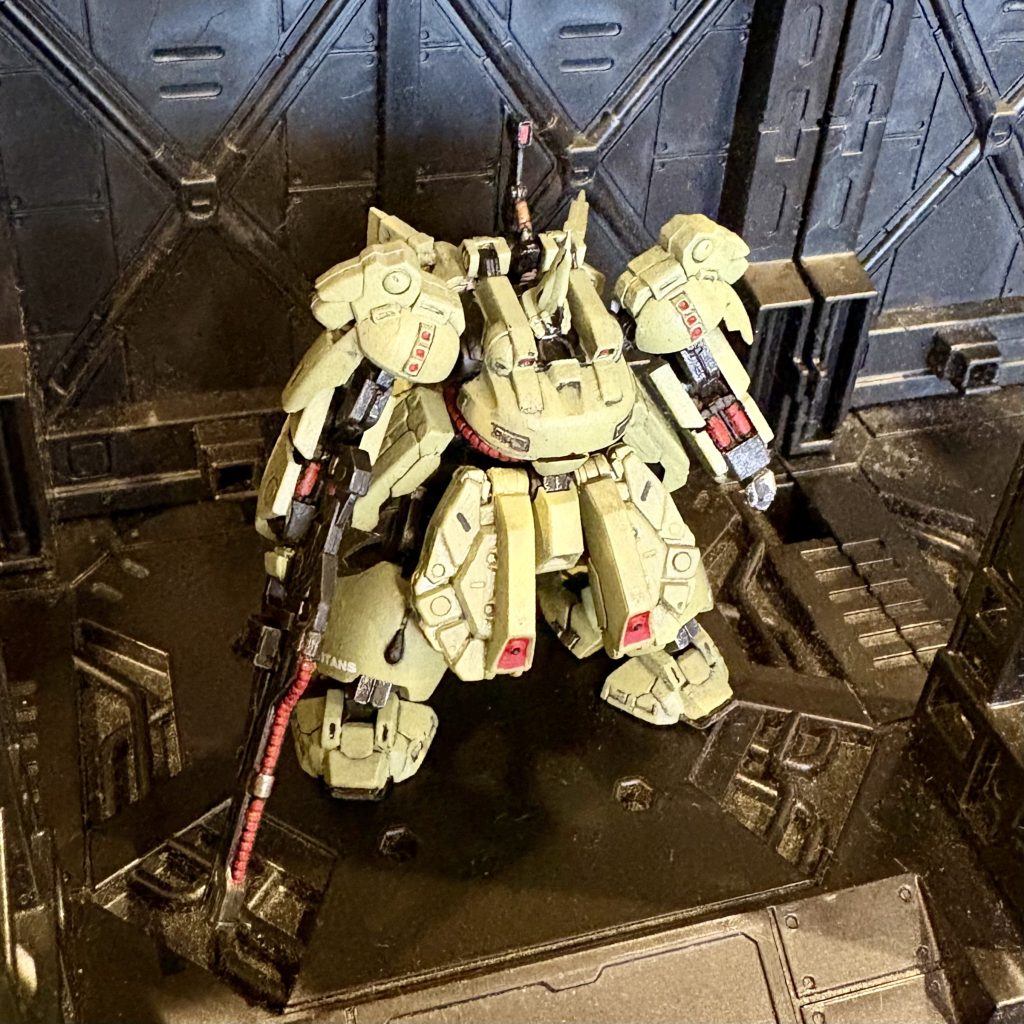 最後は100均ハンガーを背景に撮影。付属の隠し腕とビームサーベルも塗装したかったのですが、ビームサーベルの色味を持っていなかったので今回は見送りました。塗料が充実したらチャレンジしたいな。