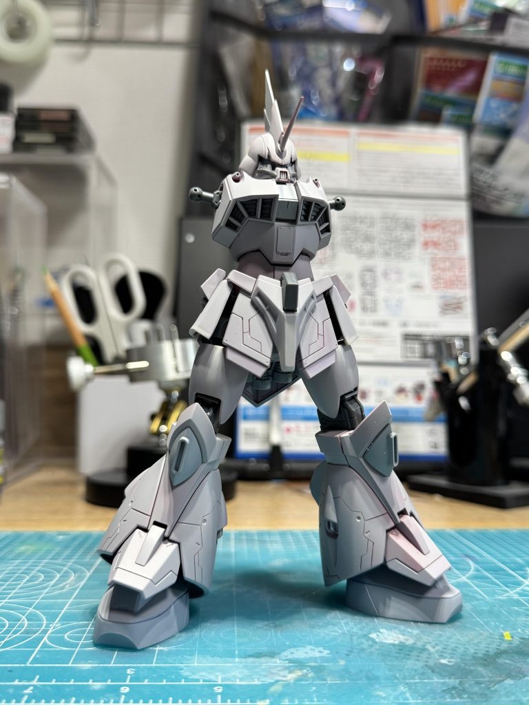 サフチェック脚は旧ザクの脚を使っています。顔つきがイマイチいかつさがなかったのでかなり削って目つきを悪くしました。太腿もゴツさが足りないので、2mm幅増し、どうです?イカつくなったでしょう?ヾ(๑╹◡╹)