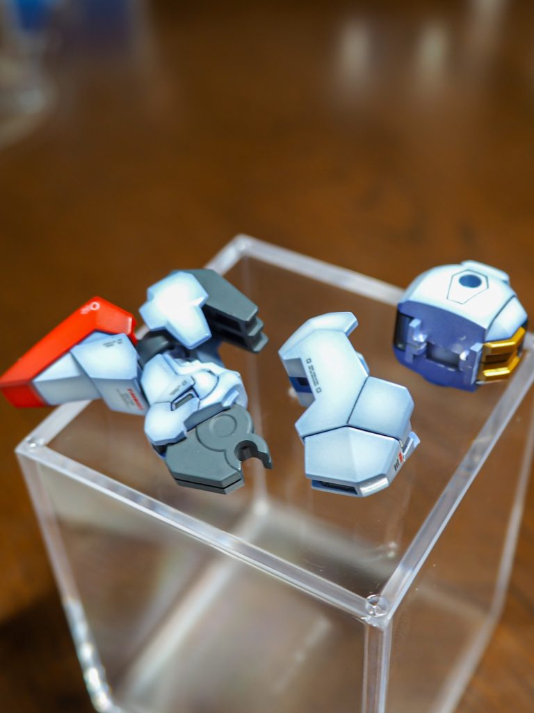 腕と足は合わせ目が目立つのでアトハメ加工をして塗り分けてますよー。