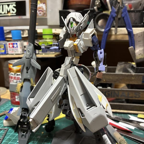 HGではありません1/100ですよミキシング材料として頭部スカートのスクラッチをしていましたが(*´-`)かっこいい女子ができそうなのでセミスクで仕上げようかと今こんな感じライフルは仮ですお尻が大変そうだな😫（2枚目）