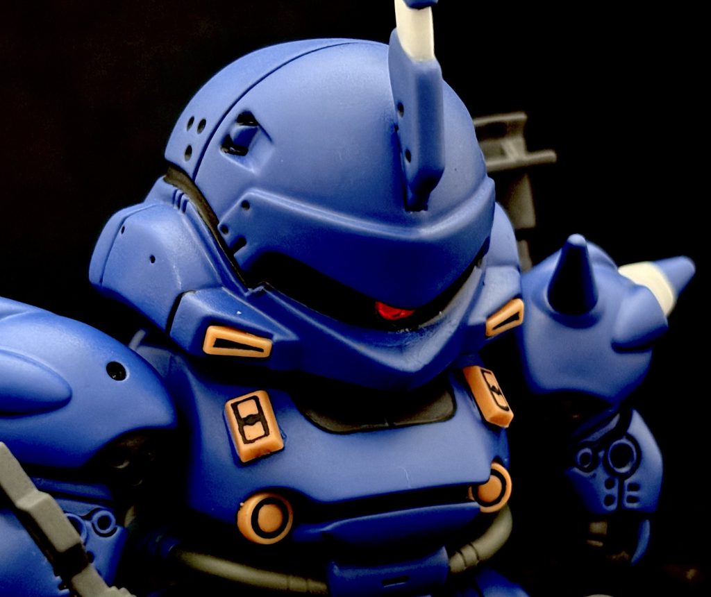 モノアイは後頭部から採光できるようになっていて。明るく光って見えます。