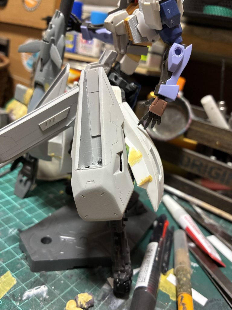 お尻　プラ板で箱組パテ盛り整形しました。