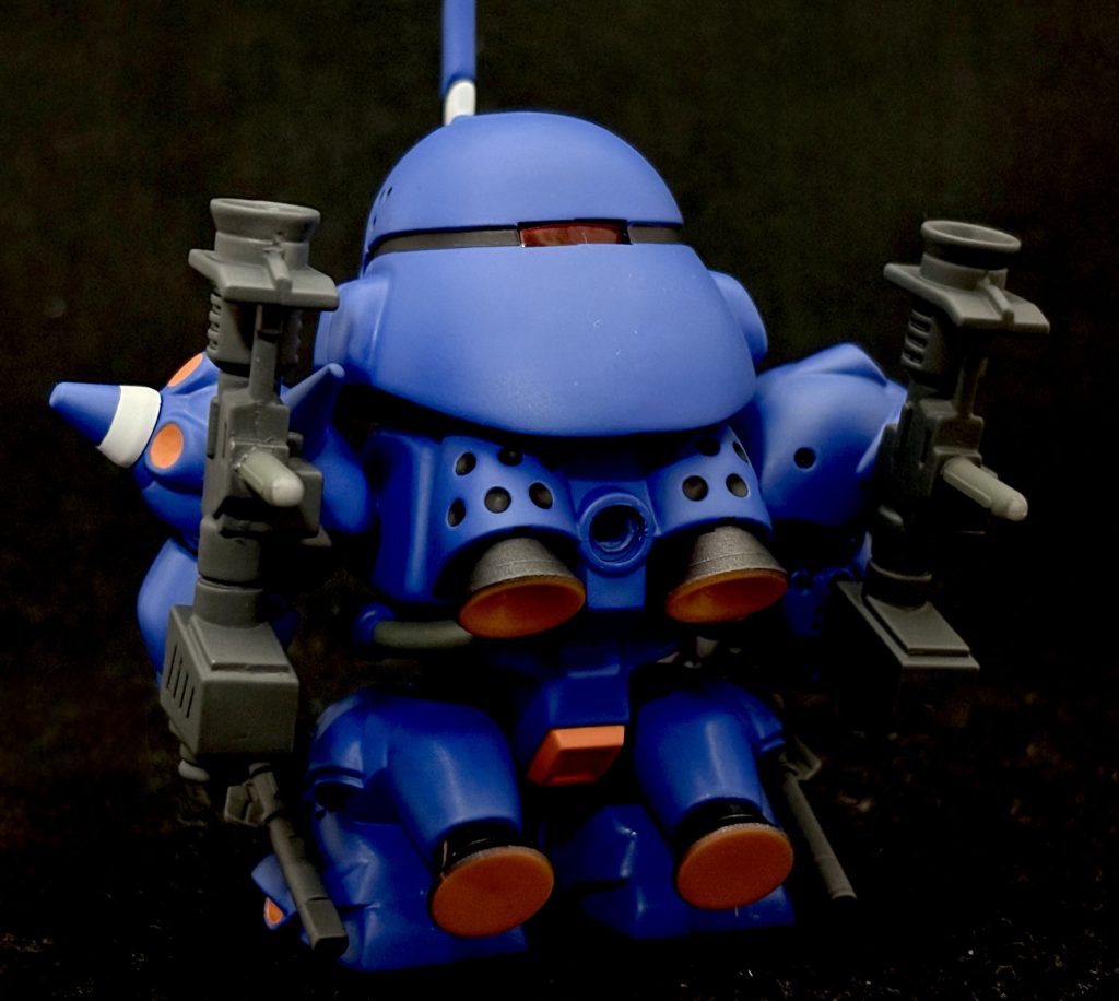 背中の穴に棒を突っ込んで回すと、足を左右にスイングするギミックがありますが、前後ならまだしも左右にというのが謎です。