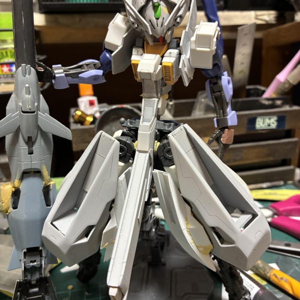 HGではありません1/100ですよミキシング材料として頭部スカートのスクラッチをしていましたが(*´-`)かっこいい女子ができそうなのでセミスクで仕上げようかと今こんな感じライフルは仮ですお尻が大変そうだな😫（4枚目）