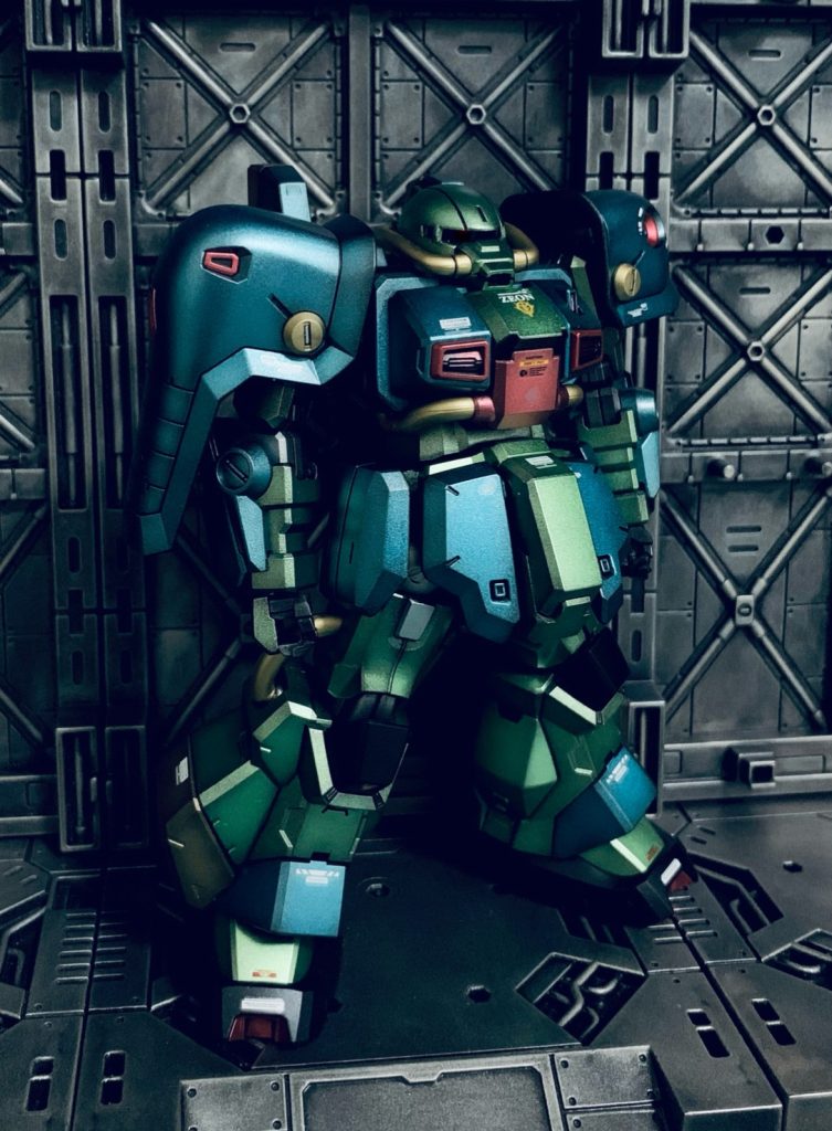 薄暗い100均格納庫でたたずむザク。悪い目つきは好きですが、モノアイoffも嫌いじゃないです。