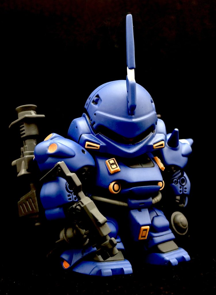 ツノは軟質素材で、曲げると塗装が剥がれそうだったため、金属線を通して曲がりにくくしています。