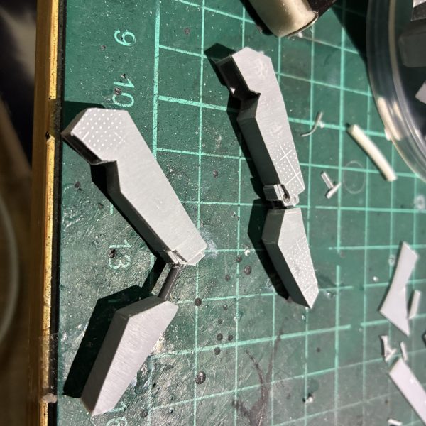 1番やっかいな武器はじめました！ギミックどうしても動かしたくて苦戦してますが形になってきましたある程度できてからディテール追加、肉付けしていきます持たせたいなぁ〜はよ( ＾∀＾)（4枚目）