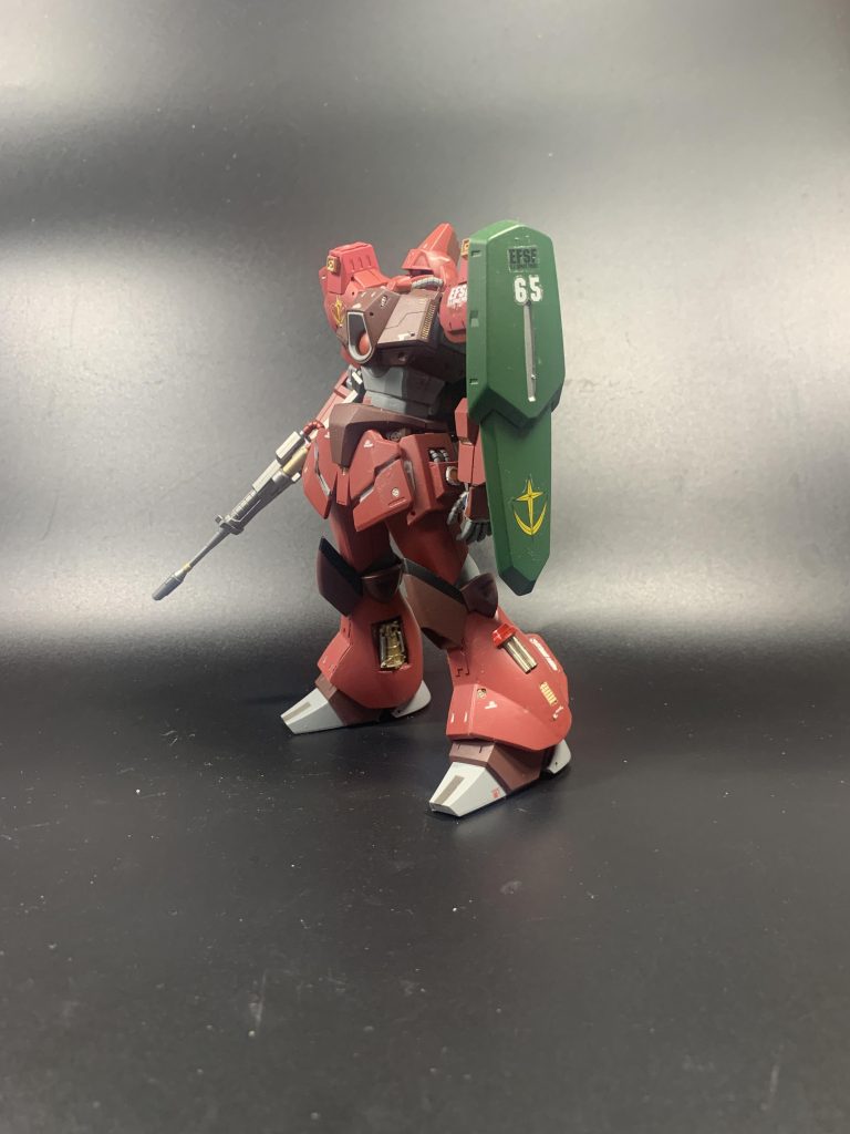 盾の形が独特。色も独特。ティターンズじゃないというのもまたいい‼(zaku-kao5)