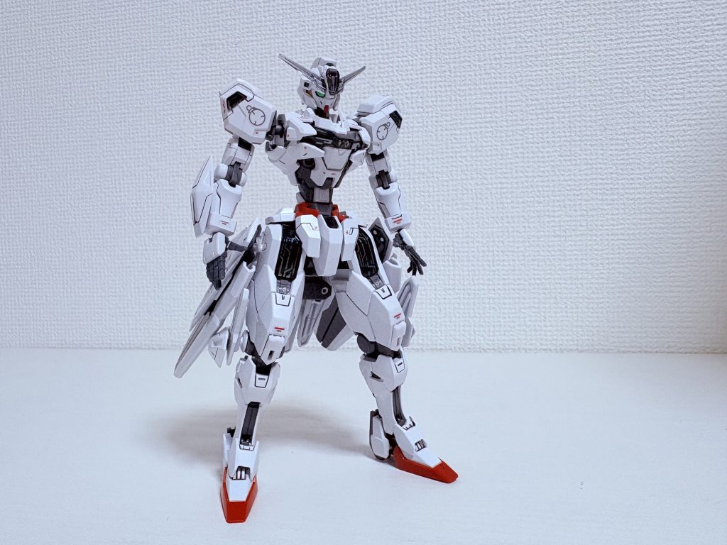 ノーアーマー状態。素です。装備無し状態では上半身が軽く下半身がもりもり。すごく癖です。でも上半身も寂しくなりすぎないようにデカールを貼っています。小さい奴だから意外と目立たず、しかし情報量は多くなって満足。腹部を見てわかるぐらい延長してます。初めてやりました。