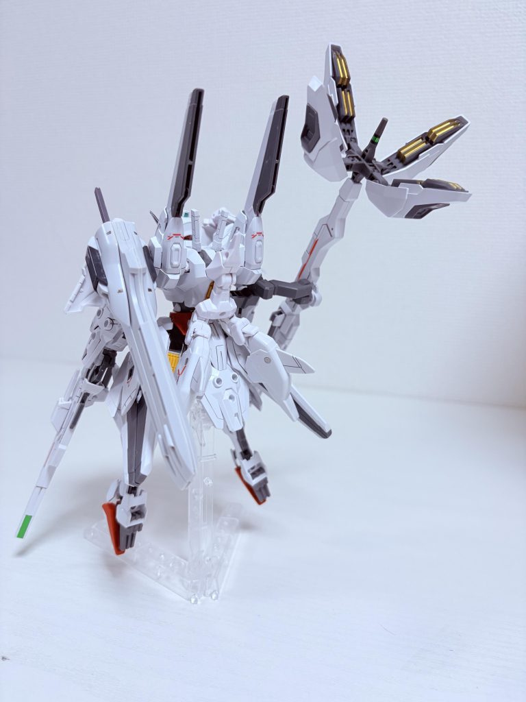 背面から見ればわかりやすいですね。本体は左右対称に。バックパックは非対称にしたく、左側にはシュバルゼッテの武器。右側はバリアブルロッドライフルをつけました。 …今みると、シュバルゼッテ武器にデカール貼ってないな。