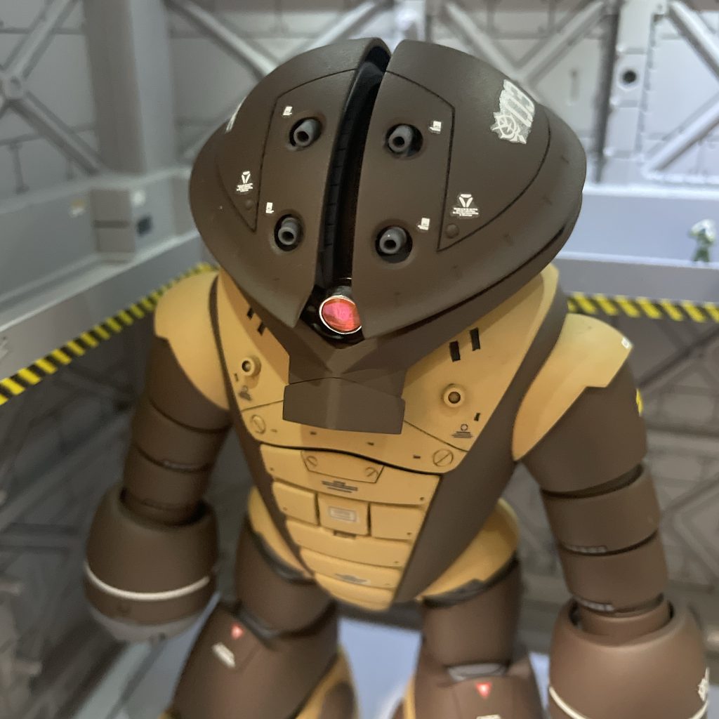 モノアイを加工してHアイズとコトブキヤ丸ノズルを装着してあります。モノアイをディテールアップさせた事でモノアイレール部の透明カバーが嵌まらなくなったので透明カバー無し仕様に加工しました。