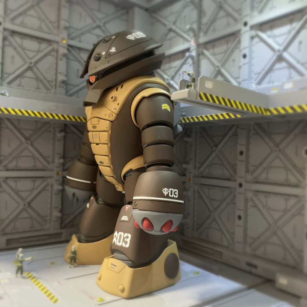 サイドから6連ミサイルランチャーはあずき色(クレオス)を使用してアクセントにしてみました。