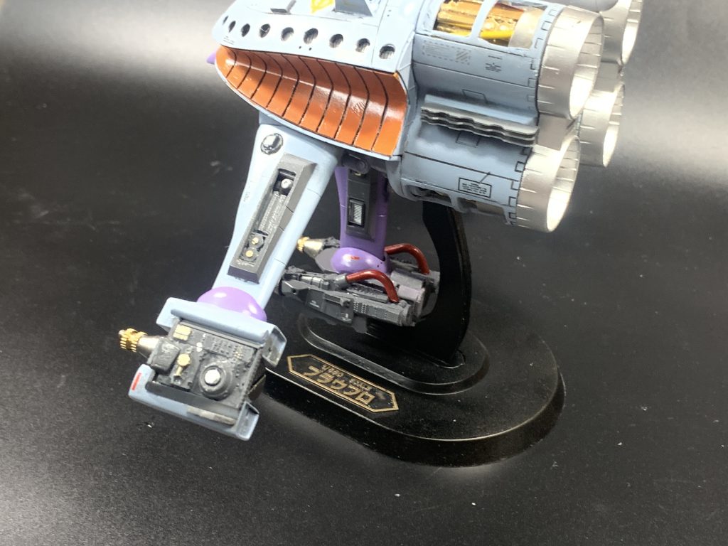 付属しているアクションベースですが、そのままだととても重みに耐えられないのでプラ板を重ねて補強しています。(zion_emb)